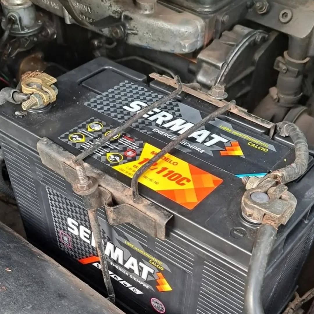 Técnico controlando alternador batería Carlos Paz